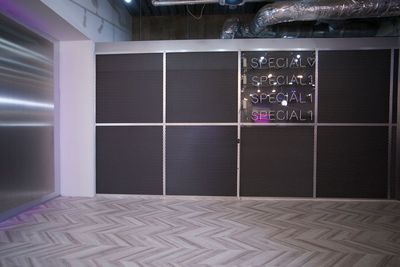 撮影で照明を当てるととてもお洒落な背景の網となります。
ステンレス、白壁、アミ、ネオン管の柱などシチュエーションを選んで頂けます。 - ワンクロ中目黒スタジオ レンタルスタジオ 多目的スペース 中目黒駅前の室内の写真