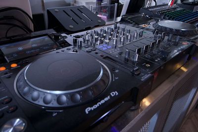 DJ機材・オプション
CDJ 2000 / DJM 詳しくはお問い合わせください - ワンクロ中目黒スタジオ レンタルスタジオ 多目的スペース 中目黒駅前の室内の写真
