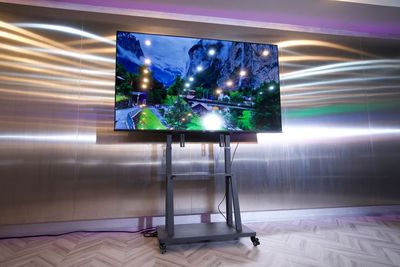 TVモニター(75インチ)常設
移動可能です。撮影・収録時の返しモニターにも使用できます。 - ワンクロ中目黒スタジオ レンタルスタジオ 多目的スペース 中目黒駅前の室内の写真