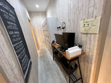 ディスプレイや扇風機などの貸し出し備品（無料）
 - 勉強カフェ大阪江坂ローソン店内 勉強カフェ大阪江坂ローソン店内（自習や作業専用スペース）の設備の写真