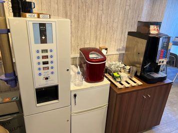 ドリンクコーナー（無料） - 勉強カフェ大阪江坂ローソン店内 勉強カフェ大阪江坂ローソン店内（自習や作業専用スペース）の設備の写真