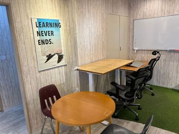 スタンディングデスク - 勉強カフェ大阪江坂ローソン店内 勉強カフェ大阪江坂ローソン店内（自習や作業専用スペース）の室内の写真