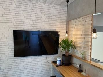 大型壁掛テレビがあります。HDMIも常備していますのでPCから楽々接続できます。皆でスポーツ観戦、説明会、講習会など様々にご利用下さい。 - トモズカフェの設備の写真