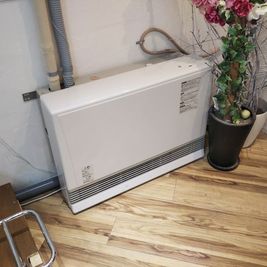 暖房完備。前後に使用者が居ないときはOFFになってますので入店時にONにしてください。 - 澄川　多目的レンタルスペース 当日予約OK澄川駅近。美容室業や会議・商談など多彩なスペース利用の室内の写真