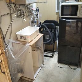 スタッフルーム。シンク・冷蔵庫・電子レンジ・電気ポット・掃除機・洗濯機など完備。給湯器の設定温度などは変更しないでください。 - 澄川　多目的レンタルスペース 当日予約OK澄川駅近。美容室業や会議・商談など多彩なスペース利用の設備の写真