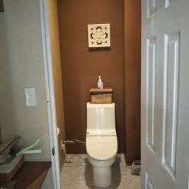 トイレ完備。トイレットペーパーなど完備。キレイに使用してください。男性は座って用を足してください。 - 澄川　多目的レンタルスペース 当日予約OK澄川駅近。美容室業や会議・商談など多彩なスペース利用の室内の写真