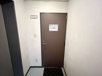 【キーボックスから取り出した鍵で解錠してお入りください】 - TIME SHARING 日本橋茅場町 茅場町光ビル 2Fの入口の写真
