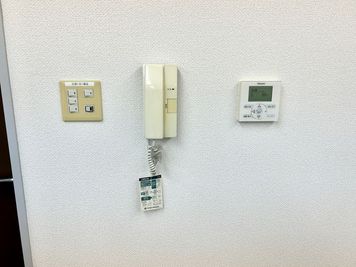 【室内に専用エアコンがあるので温度設定を自由に変更可能です。リモコンは入口ドア近くの壁にございます】 - TIME SHARING 日本橋茅場町 茅場町光ビル 2Fの設備の写真