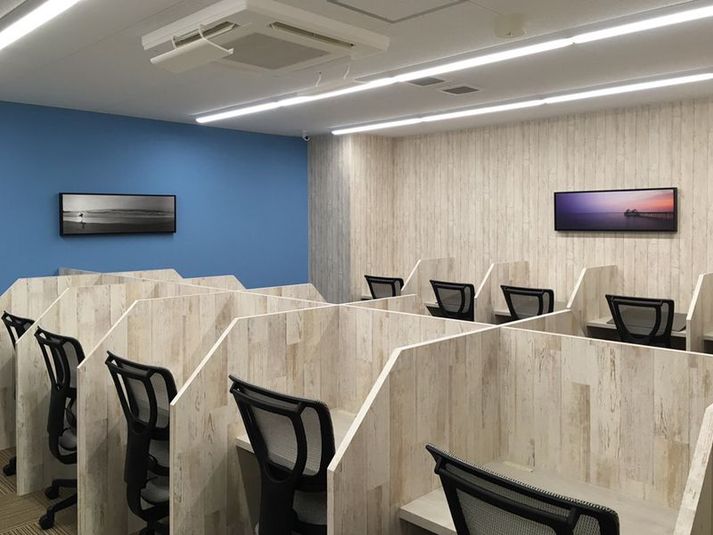 勉強カフェ大阪江坂ローソン店内（自習や作業専用スペース） - 勉強カフェ大阪江坂ローソン店内