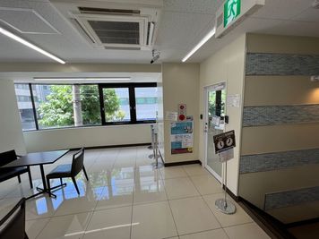 イートインから入り口 - 勉強カフェ大阪江坂ローソン店内 勉強カフェ大阪江坂ローソン店内（自習や作業専用スペース）の入口の写真