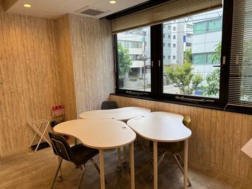 カジュアルなカフェラウンジ2 - 勉強カフェ大阪江坂ローソン店内 勉強カフェ大阪江坂ローソン店内（自習や作業専用スペース）の室内の写真