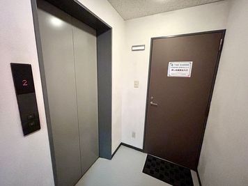 【エレベーターで2階まで上がり、すぐ左手に会議室の入口ドアがございます】 - TIME SHARING 日本橋茅場町 茅場町光ビル 2Fの入口の写真