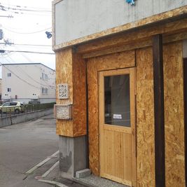 入り口は一番左のドアです。 - 澄川　多目的レンタルスペース 当日予約OK澄川駅近。美容室業や会議・商談など多彩なスペース利用の室内の写真