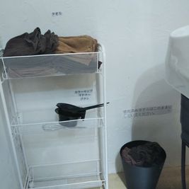 タオルやカラーのカップやブラシまで細かな道具も無料貸し出し。使用後のタオルはそのままでOK。洗濯機不要 - 澄川　多目的レンタルスペース 当日予約OK澄川駅近。美容室業や会議・商談など多彩なスペース利用の室内の写真