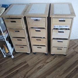 美容師道具は施術に必要な道具は一通り無料貸し出ししてます。お客様の雑誌もあります。 - 澄川　多目的レンタルスペース 当日予約OK澄川駅近。美容室業や会議・商談など多彩なスペース利用の室内の写真