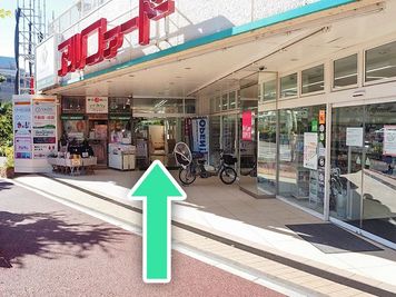 駅前1分抜群のアクセス！周辺店舗多数。お友達とのカフェや食事も便利です。 - 横浜青葉ダンススタジオ YADS 【市が尾駅1分】バレエ・ヨガ・ピラ・フラ・ボイトレ専用スタジオの入口の写真