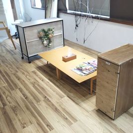 子連れ様にも対応。テーブルを低くも出来ます。簡易座布団もご用意できます。 - 澄川　多目的レンタルスペース 当日予約もOk澄川駅　店内広々貸切☆商談・会議・ママ会・美容などの室内の写真