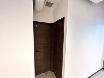 【正面が男性トイレ・右側が女性トイレです】 - TIME SHARING 東神田 TQ東神田ビル 5Fの設備の写真