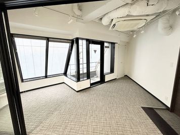 【多目的スペース③開放的な窓のある空間です♪】 - TIME SHARING 東神田 TQ東神田ビル 5Fの室内の写真