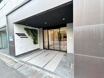 【リーフが特徴あるエントランスよりビルにお入りください】 - TIME SHARING 東神田 TQ東神田ビル 5Fの入口の写真