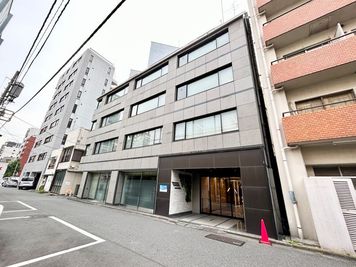 【エントランスはビル右手側にあります】 - TIME SHARING 東神田 TQ東神田ビル 5Fの外観の写真