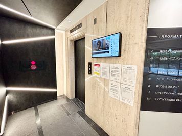 【エレベーターで5階までお上がりください】 - TIME SHARING 東神田 TQ東神田ビル 5Fの入口の写真