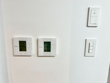 【会議室入口に電気スイッチと空調パネルがあります】 - 【閉店】TIME SHARING 東神田 TQ東神田ビル 【閉店】5Fの設備の写真