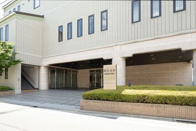 広々としたエントランスは車止めとしてもご利用いただけます。タクシー利用や、VIPのハイヤーの車止めなどにも。 - 羅漢会館 「羅漢会館」瑞光１＋２の入口の写真