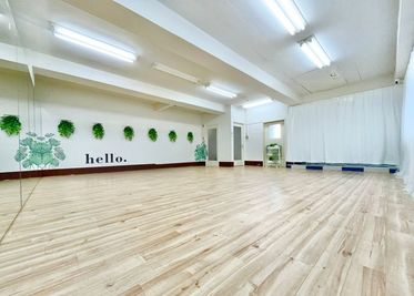 光の差し込む明るいスペース - Studio Green 東京八重洲の室内の写真