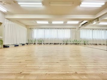 光の差し込む明るいスペース - Studio Green 東京八重洲の室内の写真