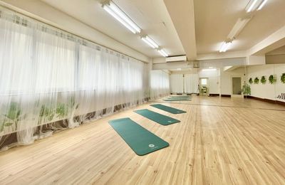 ヨガマットを用意 - Studio Green 東京八重洲の室内の写真