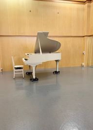 ピアノは御用途により配置を変更いたします。 - SMDレンタルスタジオ 地下スタジオ　団体利用の室内の写真