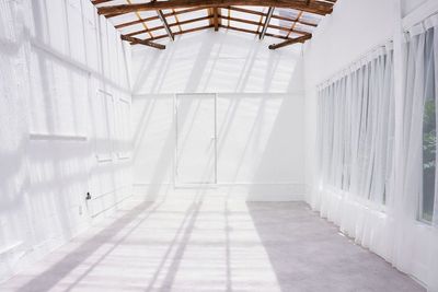 床をモルタル調グレーに変えられるフロアシートをご用意しています。 - 下北沢の一軒家　スタジオレナード スタジオレナード　スチール撮影の室内の写真