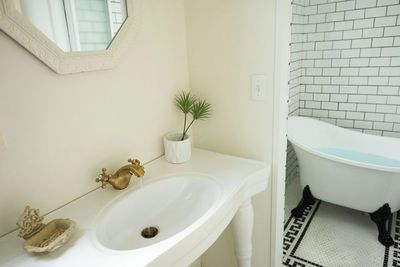 バスタブにはお湯も張れます。洗面台の奥にバスタブがあります。タイルのデザインが印象的です。 - 下北沢の一軒家　スタジオレナード スタジオレナード　ムービー撮影の室内の写真