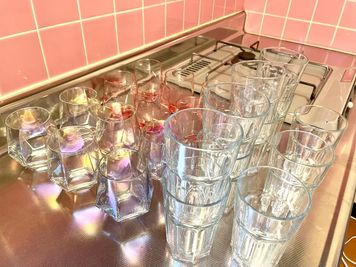色付きカワイイグラス×12、大きめグラス×12 - 【Good Space三軒茶屋】三軒茶屋徒歩3分の好立地！ 【marble三軒茶屋】研修🖊️会議✨大型テレビ[906]の設備の写真