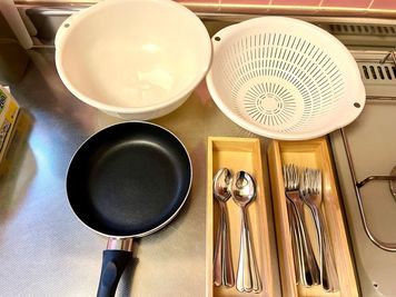 調理器具を取り揃えています。 - 【Good Space三軒茶屋】三軒茶屋徒歩3分の好立地！ 【marble三軒茶屋】研修🖊️会議✨大型テレビ[906]の設備の写真