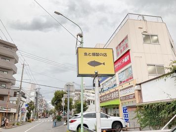 上に黄色の看板が有ります。 - とんがり屋根のレンタルスペース レンタルスペースの外観の写真