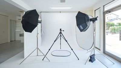 無料の撮影機材を完備していますのでカメラのみの持参で撮影が可能です。 - studio Creemm 本格撮影機材完備のDesigner's studioの室内の写真