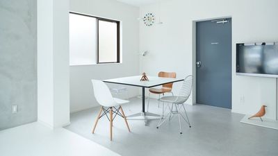 デザイナーズチェアに囲まれたミーティングスペースです。 - studio Creemm 本格撮影機材完備のDesigner's studioの室内の写真