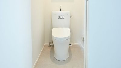 リノベーション時に新設したウォシュレット付きトイレを完備 - studio Creemm 本格撮影機材完備のDesigner's studioの室内の写真