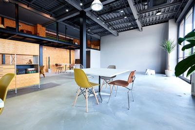 125㎡・天井高4.0mの大空間、またデザイナー家具でコーディネートされた洗練された空間です - studio Miyazakidai Designer's studioの室内の写真