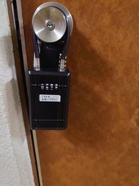 キーボックスを新しくしております。従来のキーボックスよりもひと回り大きく、ダイヤルが回しやすくなっております。手、指を挟まないようご注意ください。 - アロマ・ド・クリエ上野 【上野駅近】直前予約・1日利用OK！マッサージ・指圧に最適！の入口の写真