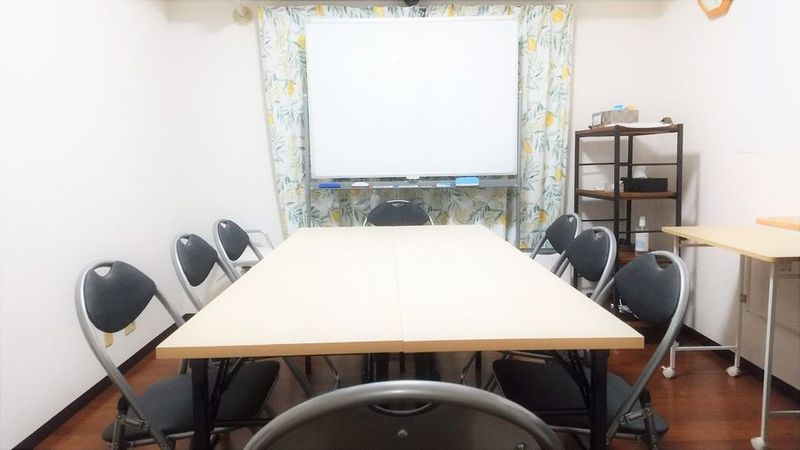 最大9名まで着席可能です。
ミーティング、座談会、勉強会などにご利用いただけます。 - レンタルスペース・シェアオフィス相模原marvelous 【相模原駅 徒歩3分】完全個室、レンタルスペース・シェア教室の室内の写真