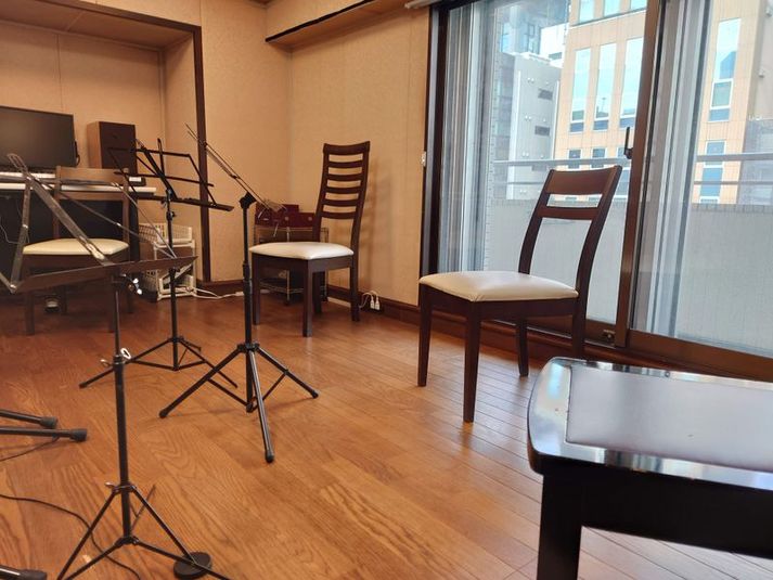 ４人までのリハーサル、レコーディング（セルフ、オペレーター付きでも）が可能です - TNN浜松町スタジオ 24時間完全防音のスペース🎻浜松町駅から徒歩4分🚃の室内の写真