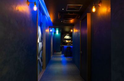 内装はデニムブルーで演出されたアート空間 - レンタルスペース・レンタルバー「Bar IJ」の室内の写真
