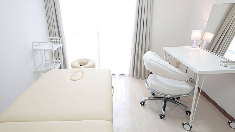 白を基調とした清潔感のある家具 - Lia. 乃木坂１号店 レンタルサロンの室内の写真