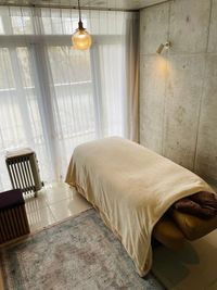 トリートメントルームの前は公園なので、とても静かです - saison spa bloom. レンタルエステサロン✳︎デザイナーズサロン✳︎の室内の写真