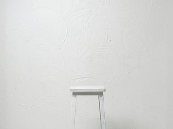 漆喰の壁（幅1.8m x 高さ2.1m） - Studio ZONA Studio ZONA 白ホリゾント撮影スタジオの室内の写真