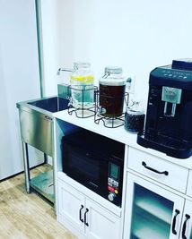 レモンWater、麦茶、デロンギコーヒーマシンが常設されています。時間内フリードリンクになります！ - トモズカフェの設備の写真