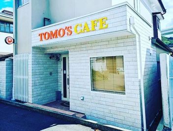 TOMO’S CAFEの看板が目印です！お気軽にお入り下さい。 - トモズカフェの外観の写真